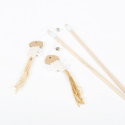 Juguete Interactivo de Madera para Gatos - Vara con Plumas - Image 3