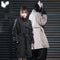 Abrigo Tipo Trench Coat Oblicuo de Solapa Alta para Hombre
