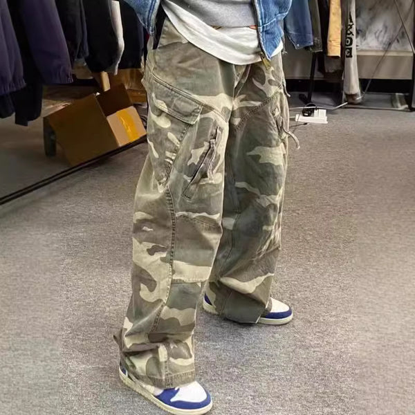 Jeans Anchos Tipo Cargo con Estampado Camuflaje y Bota Levemente Acampanada