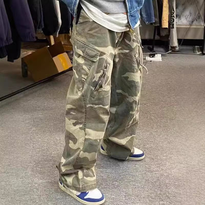 Jeans Anchos Tipo Cargo con Estampado Camuflaje y Bota Levemente Acampanada