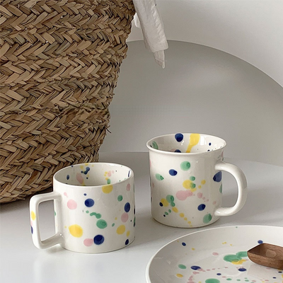 Taza de Café con Diseño de Salpicaduras de Colores Contrastantes - Image 2