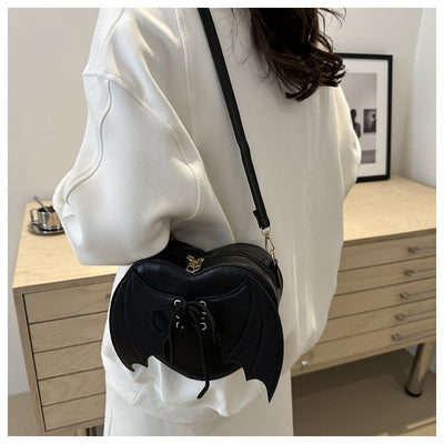 Bolso Bandolera con Diseño de Alas de Murciélago y Corazón - Image 29