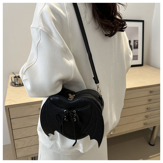 Bolso Bandolera con Diseño de Alas de Murciélago y Corazón - Image 29