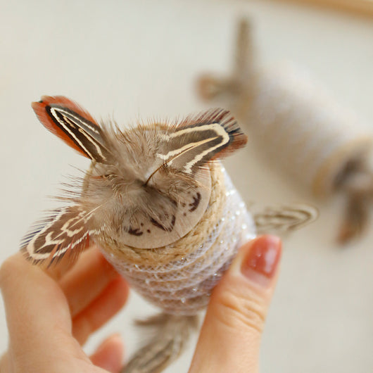 Juguete Interactivo para Gatos con Plumas, Cuerda de Cáñamo y Rodillo Sonoro - Image 3