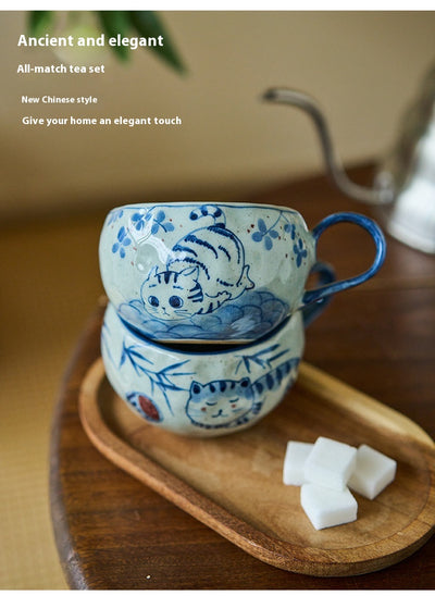 Taza de Café Artesanal de Porcelana Azul y Blanco con Diseño de Gato - Image 9