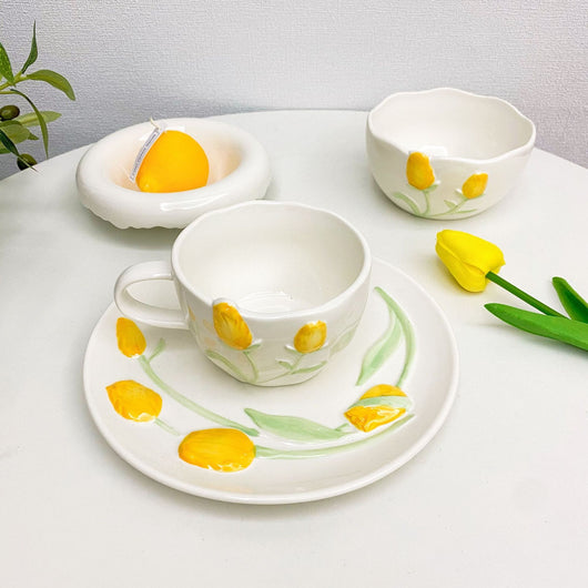 Plato Pastelero Flotante Tulipán Amarillo Tono Suave