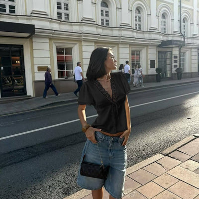 Blusa Ajustada con Escote V y Detalles de Encaje - Image 23