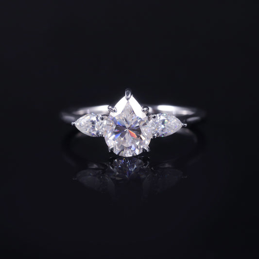 Anillo de Plata 925 con Moissanita en Diseño Gota de Agua