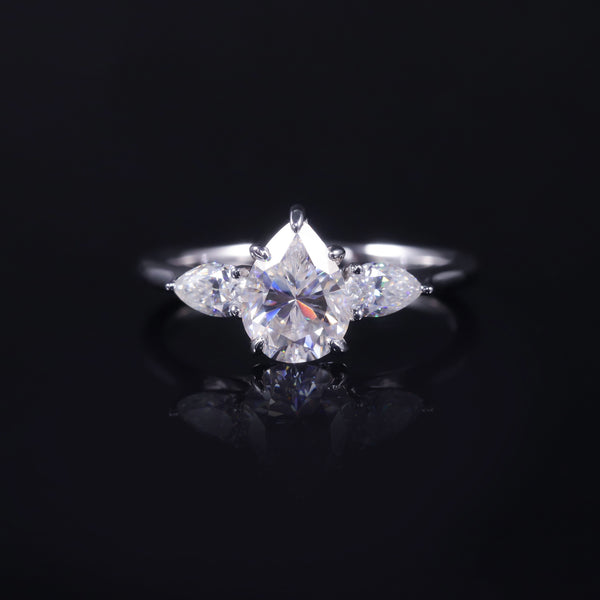 Anillo de Plata 925 con Moissanita en Diseño Gota de Agua