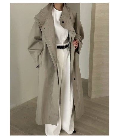 Gabardina Larga de Cuello Alto con Diseño Versátil y Elegancia Contemporánea - Image 15