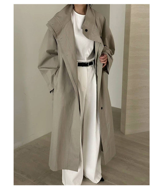 Gabardina Larga de Cuello Alto con Diseño Versátil y Elegancia Contemporánea - Image 15