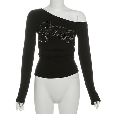 Blusa Fuera del Hombro con Detalle de Letras y Escote Asimétrico - Image 8