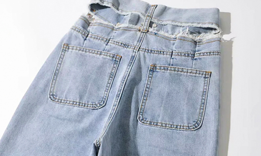 Pantalón Denim Recto con Borde Crudo y Drapeado Hueco - Image 13