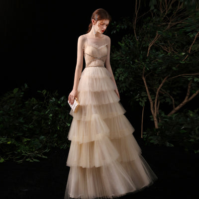 Vestido de Noche Dorado sin Tirantes con Tiradores - Elegancia para Anfitrionas - Image 3