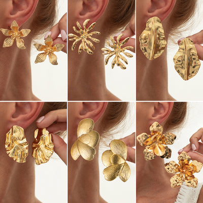Aretes de Flor Plisada en Metal Líquido - Image 2
