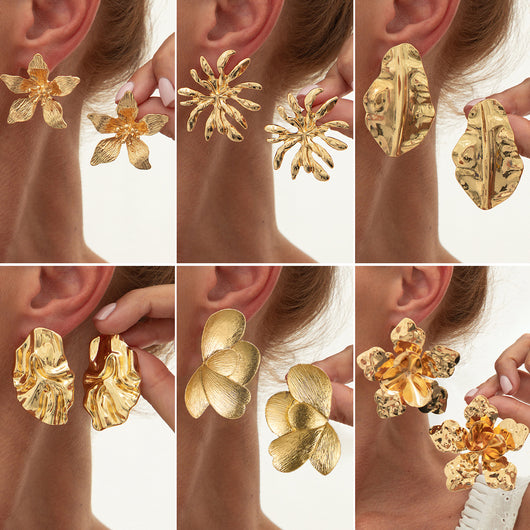Aretes de Flor Plisada en Metal Líquido - Image 2