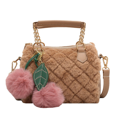 Bolso Tote de Cadena Metálica y Rombos Acolchados con Dije de Cereza - Image 2