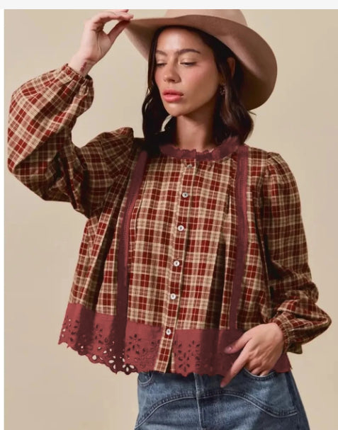 Blusa Larga Suelta Cuadros Rojo Dahlia con Encaje Calado y Botones - Image 10