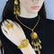 Conjunto de Joyería Chapada en Oro: Collar, Aretes, Anillo y Pulsera con Motivo Floral