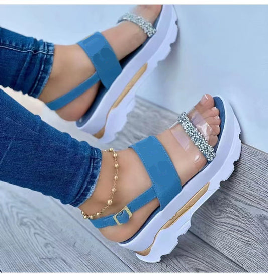 Sandalias Romanas con Suela Gruesa, Tiras Ajustables y Diseño Transparente