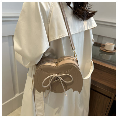 Bolso Bandolera con Diseño de Alas de Murciélago y Corazón - Image 23