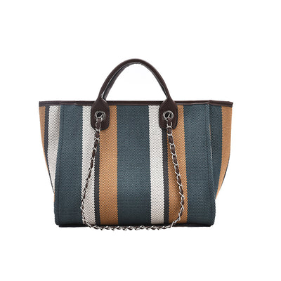 Bolsa de Cadena Portátil con Textura Rayada y Detalles en Contraste - Image 7