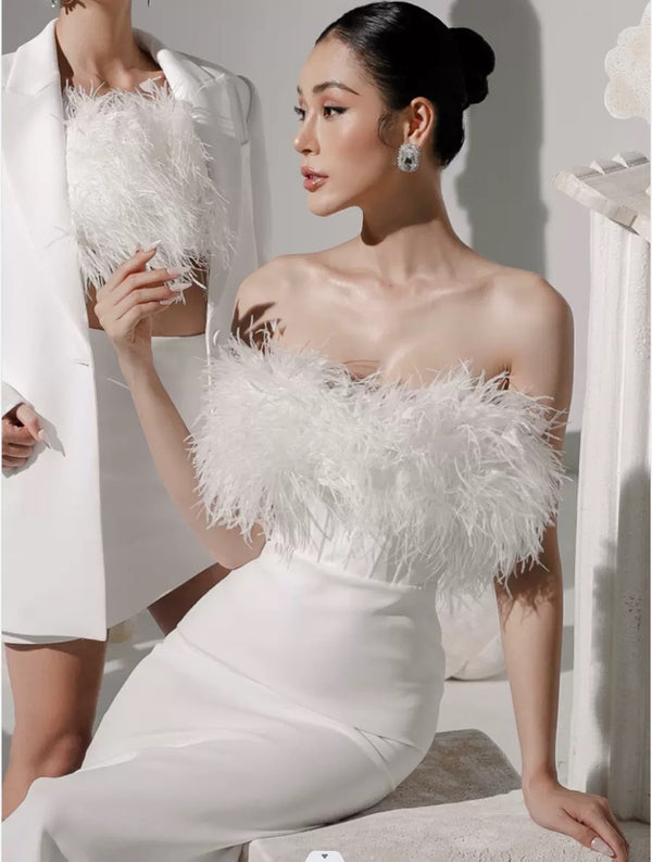 Vestido Envolvente Blanco con Escote Sensual y Detalles de Borlas