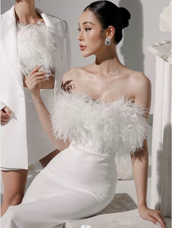Vestido Envolvente Blanco con Escote Sensual y Detalles de Borlas