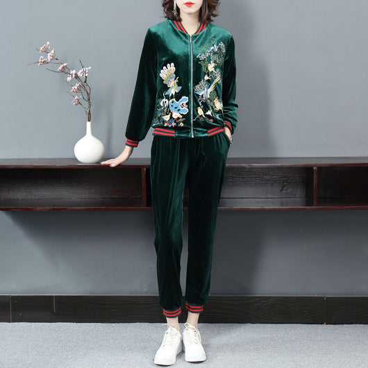 Traje de Terciopelo con Bordado Aviar para Mujer - Image 14