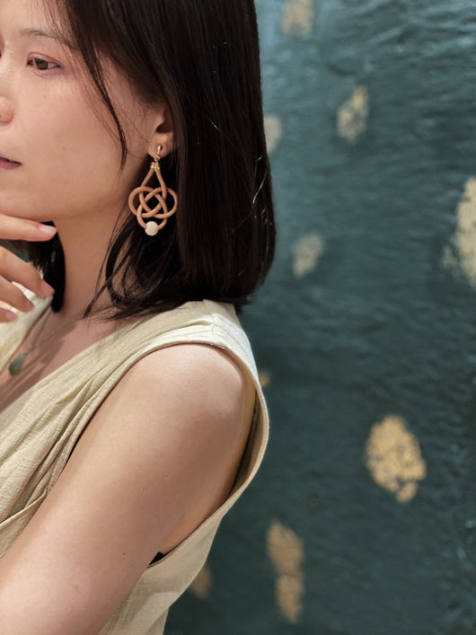 Aretes Trenzados con Cuentas de Cuero y Nudo Chino - Image 5