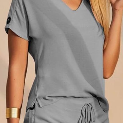 Conjunto de Pijama Shorts Cuello V - Dos Piezas Cómodo y Versátil