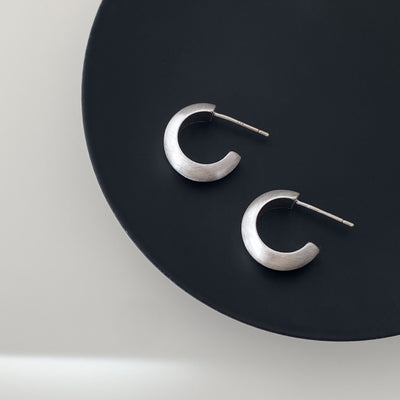 Aretes Geométricos C Minimalistas en Oro Mate Frosted - Image 6