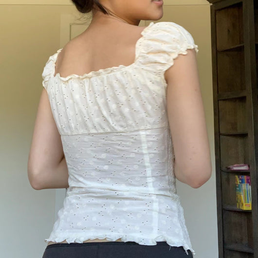 Blusa Elegante de Encaje con Escote Bajo y Hombros Plisados - Image 8