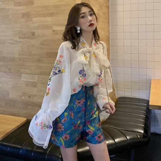 Blusa Elegante con Moño Bordado y Mangas Linterna - Image 2