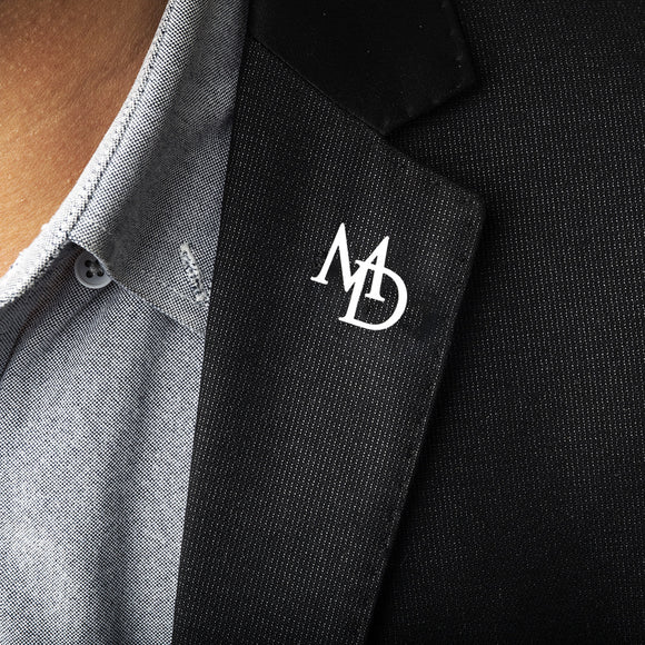 Broche de Solapa Doble Letra para Traje Ejecutivo