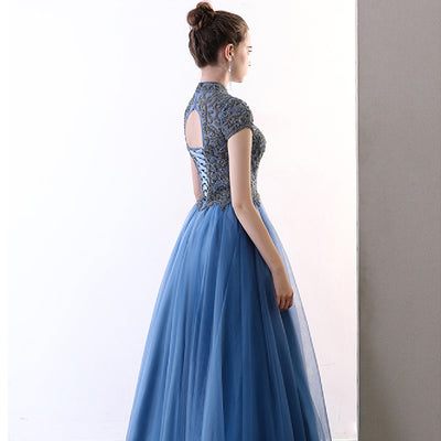 Vestido de Noche Azul con Cuello Alto y Vuelo Elegante - Image 11