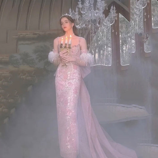 Vestido de Fiesta con Plumas y Pedrería Brillante