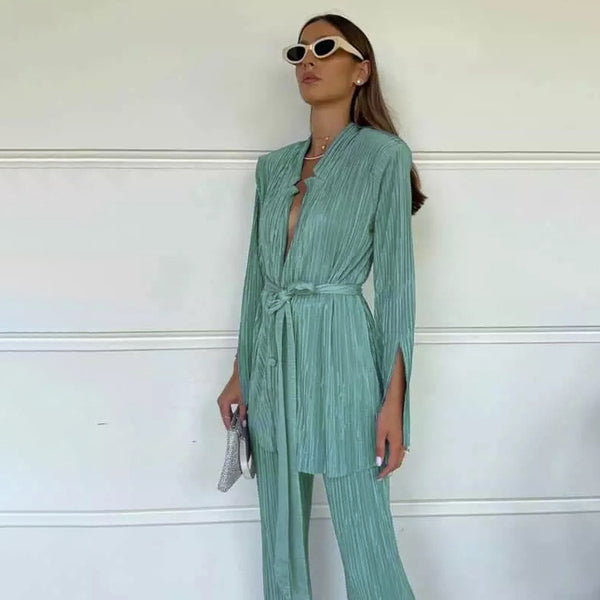 Traje de Dos Piezas con Camisa de Cordones y Pantalón Plisado
