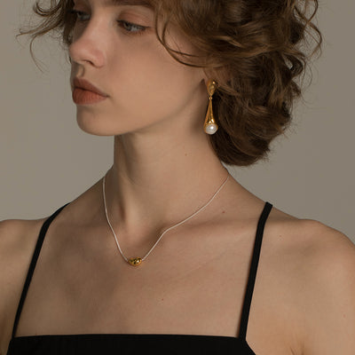 Collar Clásico de Oro con Dije Lingote Elegante y Versátil