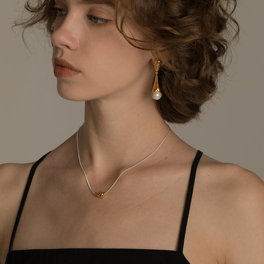 Collar Clásico de Oro con Dije Lingote Elegante y Versátil
