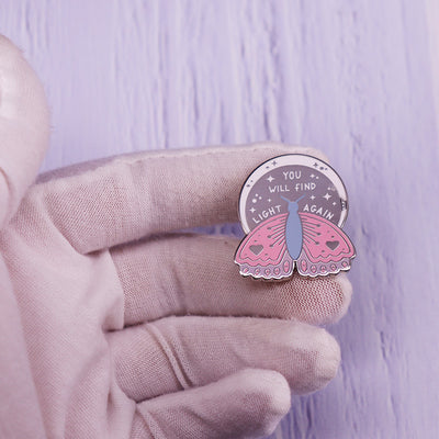 Broche de Cobre Minimalista con Diseño de Polilla