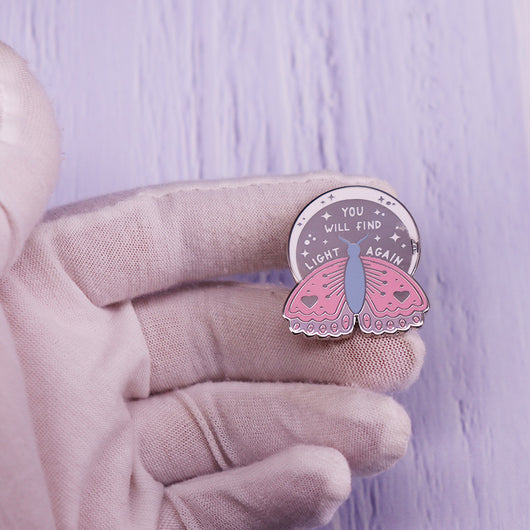 Broche de Cobre Minimalista con Diseño de Polilla