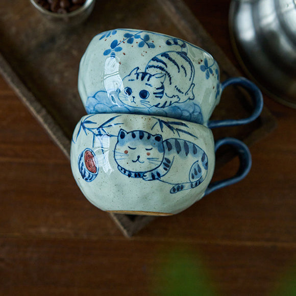 Taza de Café Artesanal de Porcelana Azul y Blanco con Diseño de Gato