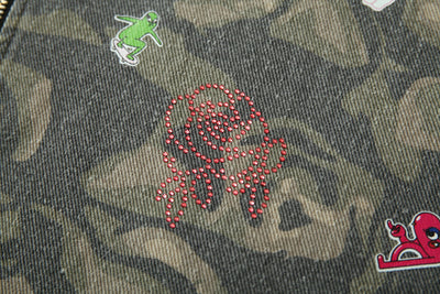 Chaqueta Camuflada con Parches Retro Graffiti - Image 17