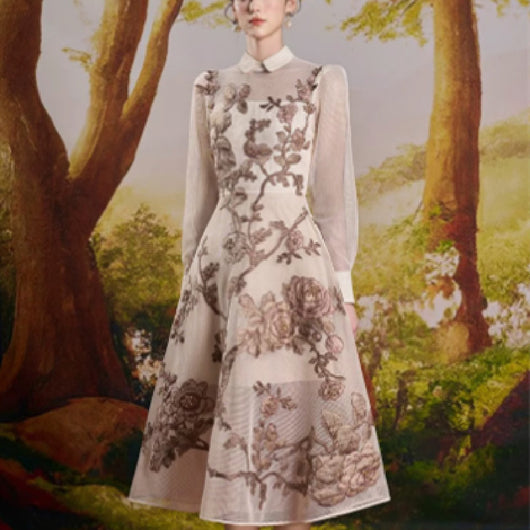 Vestido Largo Ajustado con Bordado de Rosas y Mangas Largas