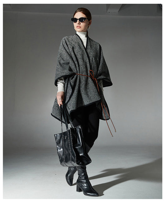 Chal Elegante Negro con Hebilla y Rayas - Image 7