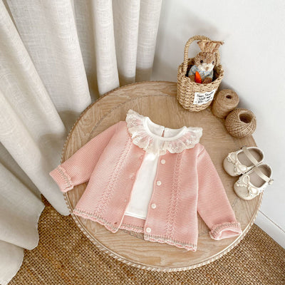 Conjunto de Dos Piezas para Bebé Niña - Cardigan Bicolor con Falda Pantalón Suspensores - Image 13