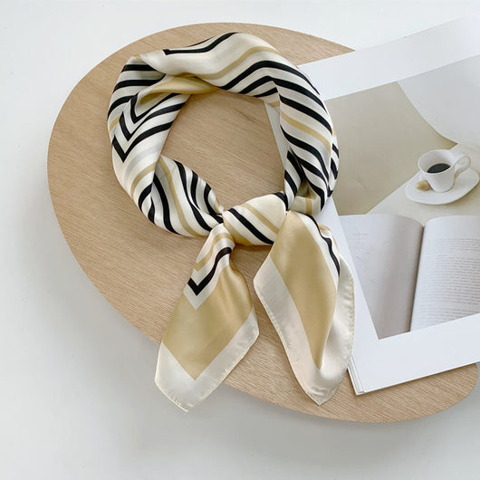 Pañuelo de Seda Estampado Cuadros Blanco y Negro para Mujer - Image 5