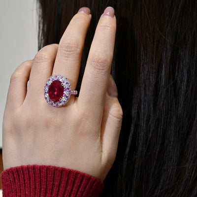 Anillo Oval con Rubí Central y Diamantes Engarzados - Image 3