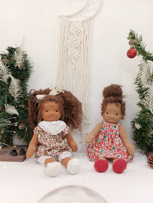 Muñeca Waldorf Artesanal de Peluche - Niña con Cabello Largo - Image 3